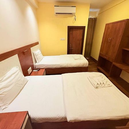Shivam Hotel Varanasi - Near Kashi Vishwanath Temple With Parking And Lift Екстер'єр фото