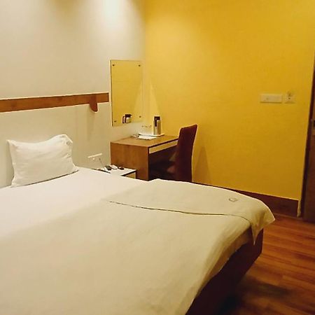 Shivam Hotel Varanasi - Near Kashi Vishwanath Temple With Parking And Lift Екстер'єр фото