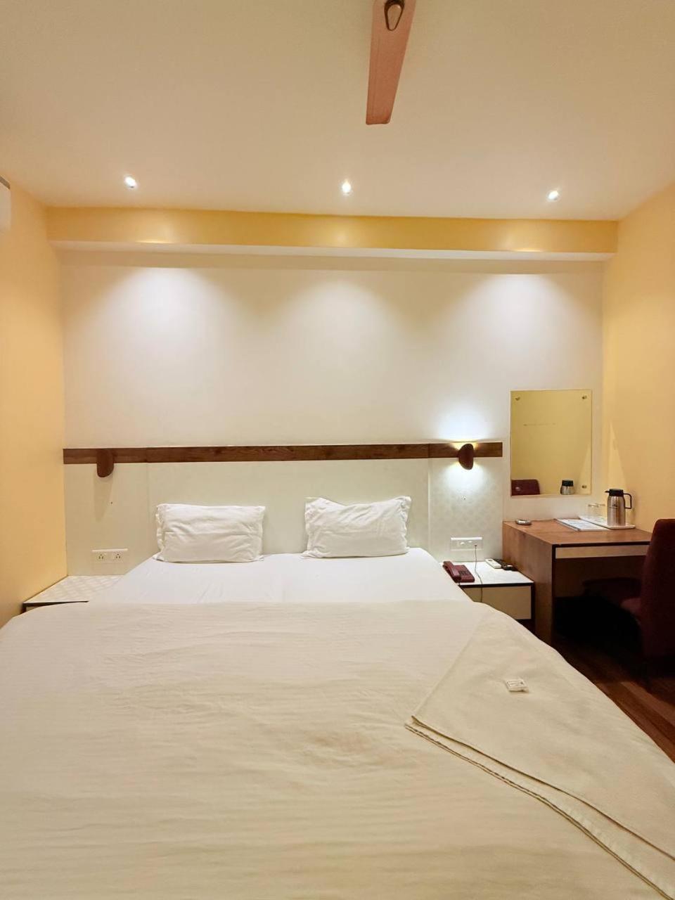 Shivam Hotel Varanasi - Near Kashi Vishwanath Temple With Parking And Lift Екстер'єр фото