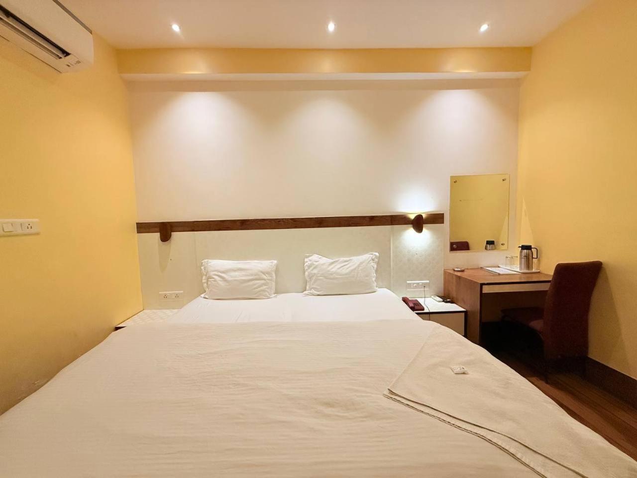 Shivam Hotel Varanasi - Near Kashi Vishwanath Temple With Parking And Lift Екстер'єр фото