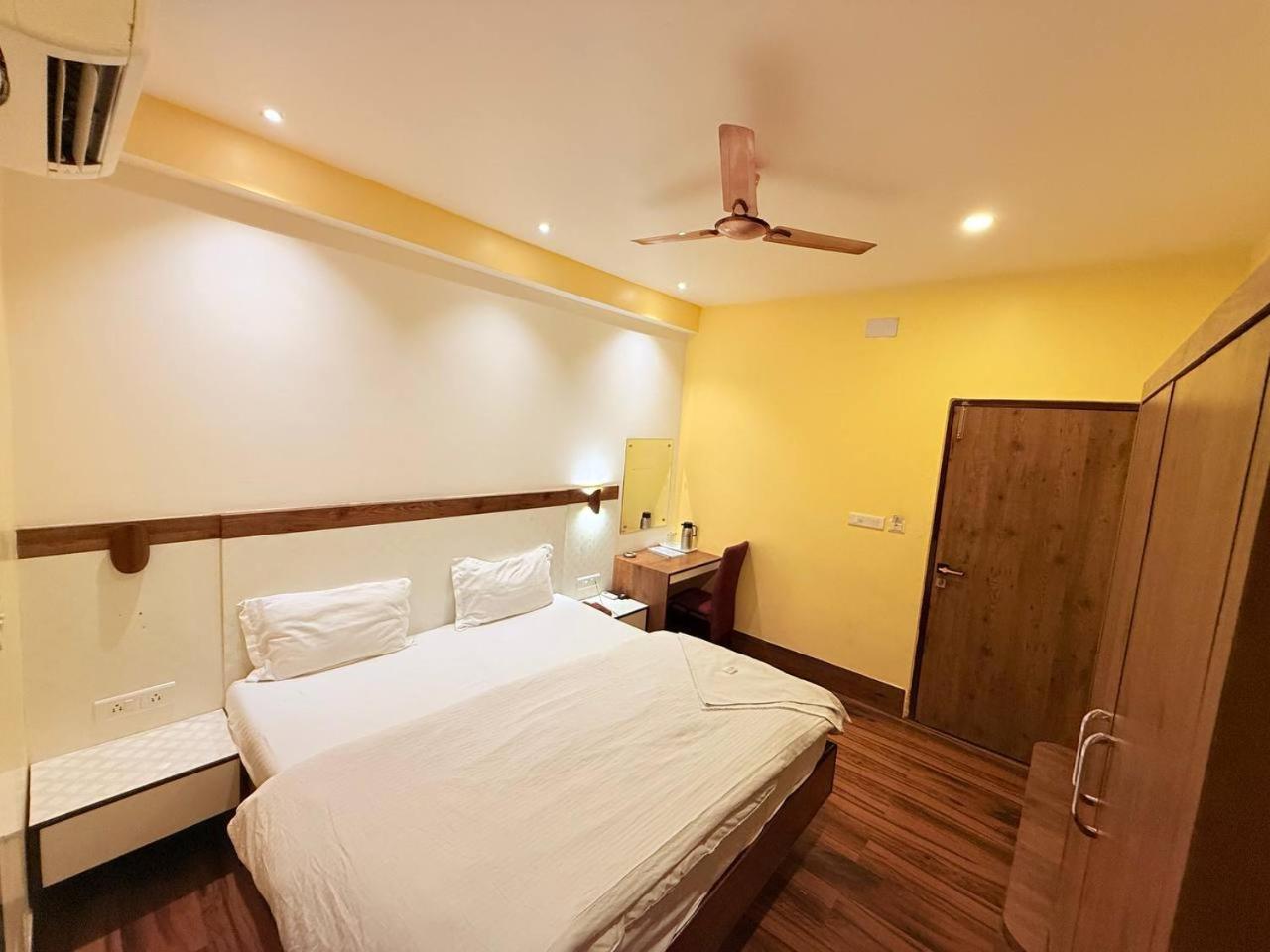 Shivam Hotel Varanasi - Near Kashi Vishwanath Temple With Parking And Lift Екстер'єр фото