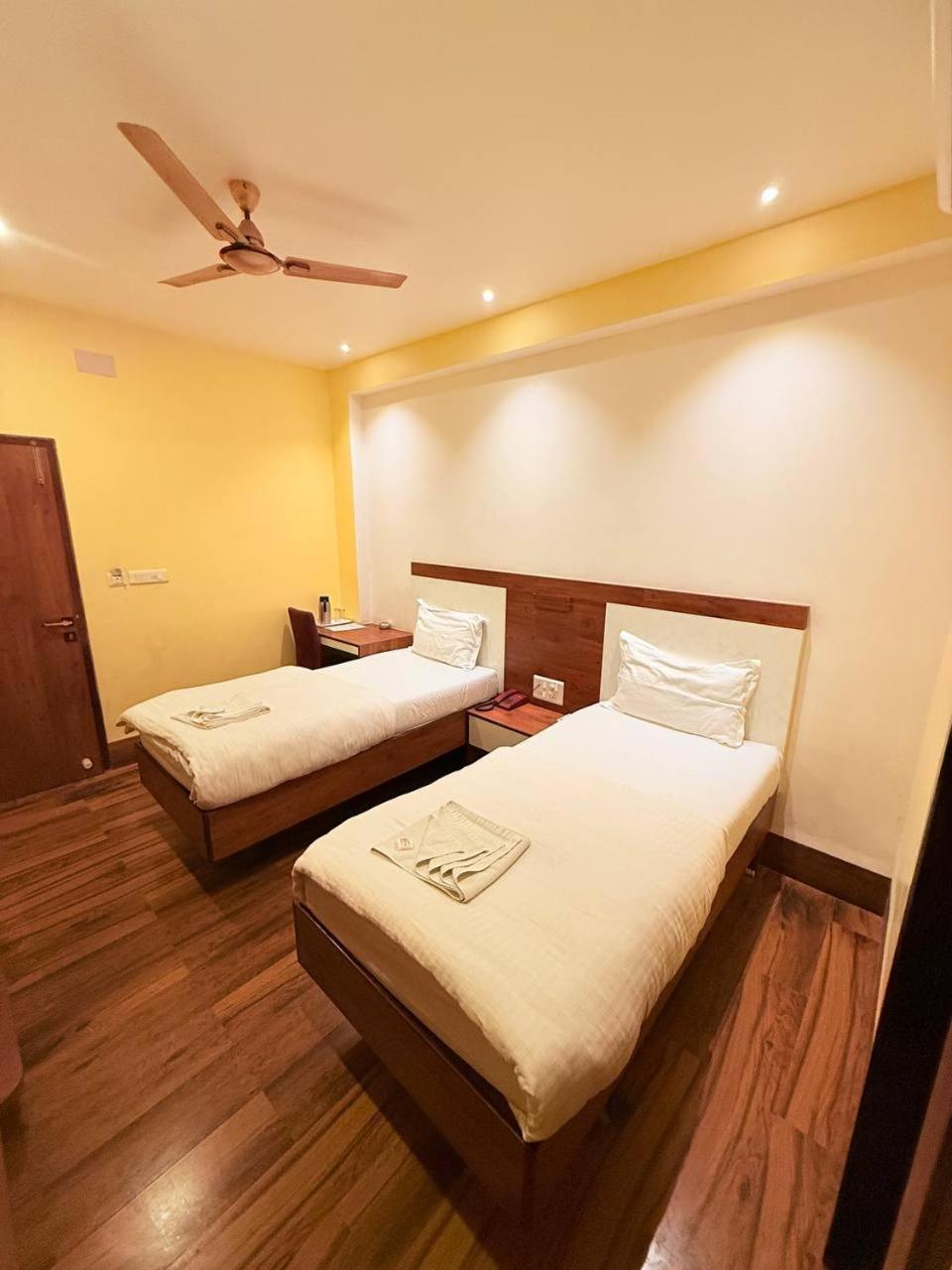 Shivam Hotel Varanasi - Near Kashi Vishwanath Temple With Parking And Lift Екстер'єр фото