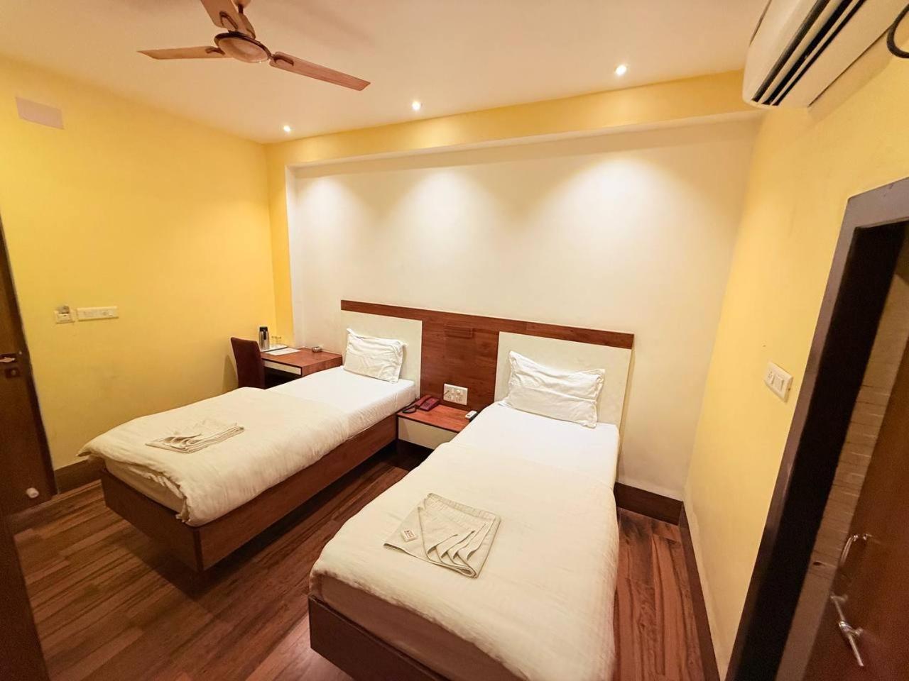 Shivam Hotel Varanasi - Near Kashi Vishwanath Temple With Parking And Lift Екстер'єр фото