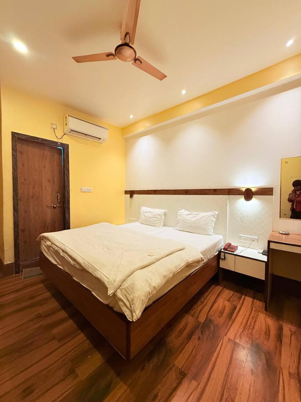 Shivam Hotel Varanasi - Near Kashi Vishwanath Temple With Parking And Lift Екстер'єр фото