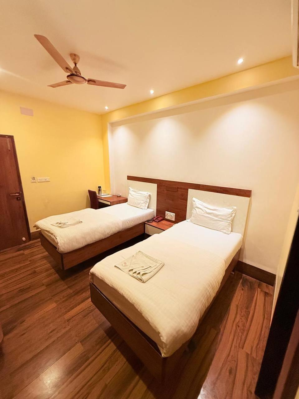 Shivam Hotel Varanasi - Near Kashi Vishwanath Temple With Parking And Lift Екстер'єр фото
