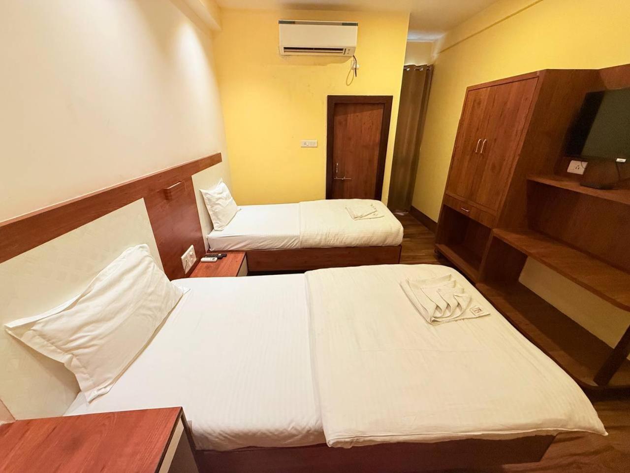 Shivam Hotel Varanasi - Near Kashi Vishwanath Temple With Parking And Lift Екстер'єр фото