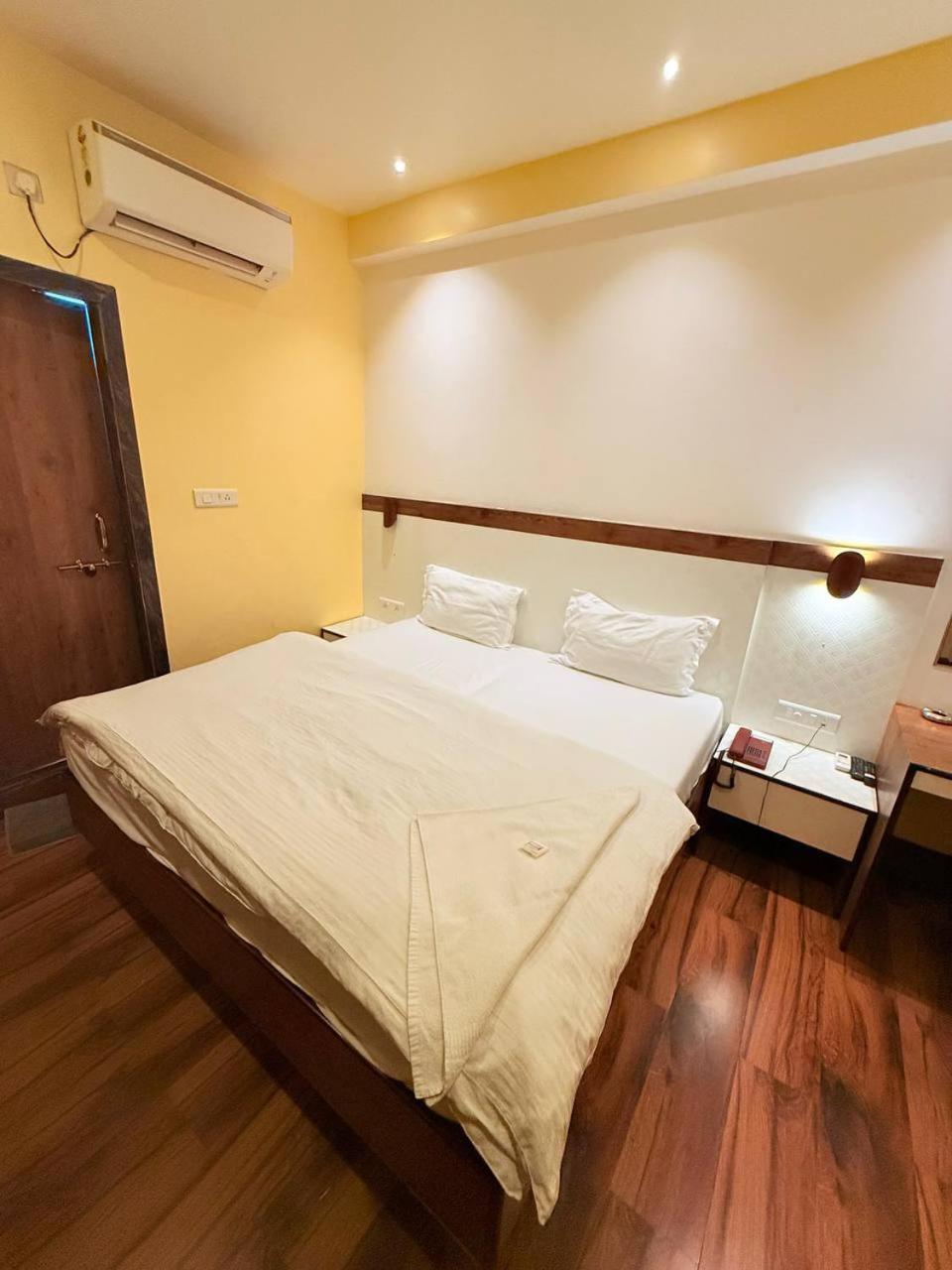 Shivam Hotel Varanasi - Near Kashi Vishwanath Temple With Parking And Lift Екстер'єр фото