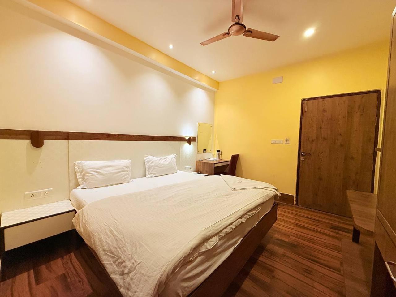 Shivam Hotel Varanasi - Near Kashi Vishwanath Temple With Parking And Lift Екстер'єр фото