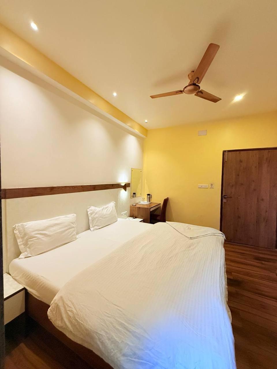 Shivam Hotel Varanasi - Near Kashi Vishwanath Temple With Parking And Lift Екстер'єр фото