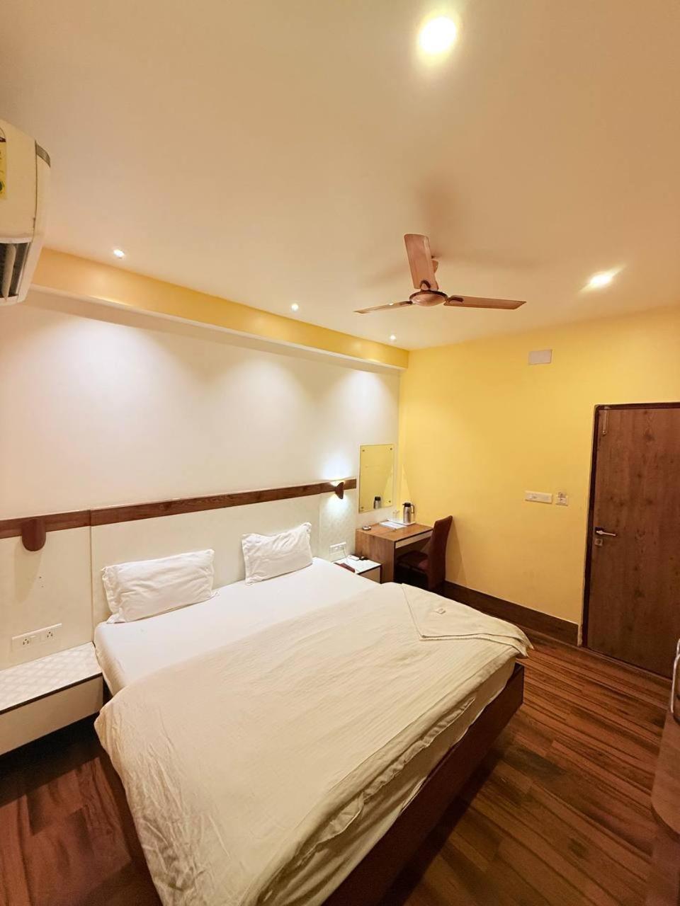 Shivam Hotel Varanasi - Near Kashi Vishwanath Temple With Parking And Lift Екстер'єр фото
