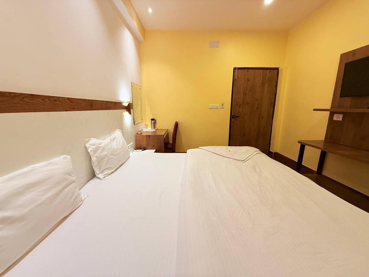 Shivam Hotel Varanasi - Near Kashi Vishwanath Temple With Parking And Lift Екстер'єр фото
