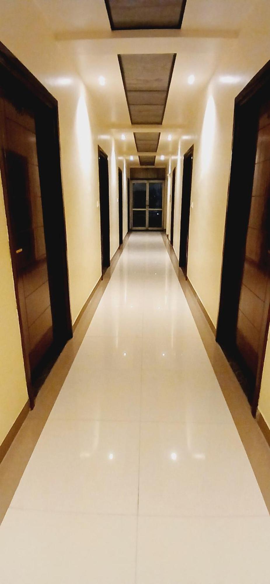 Shivam Hotel Varanasi - Near Kashi Vishwanath Temple With Parking And Lift Екстер'єр фото