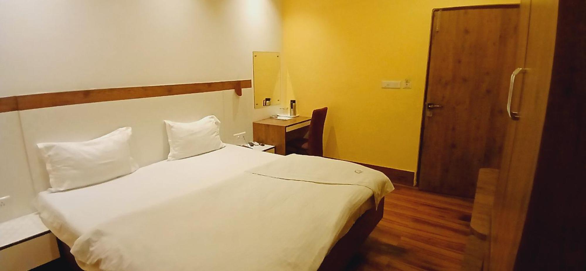 Shivam Hotel Varanasi - Near Kashi Vishwanath Temple With Parking And Lift Екстер'єр фото